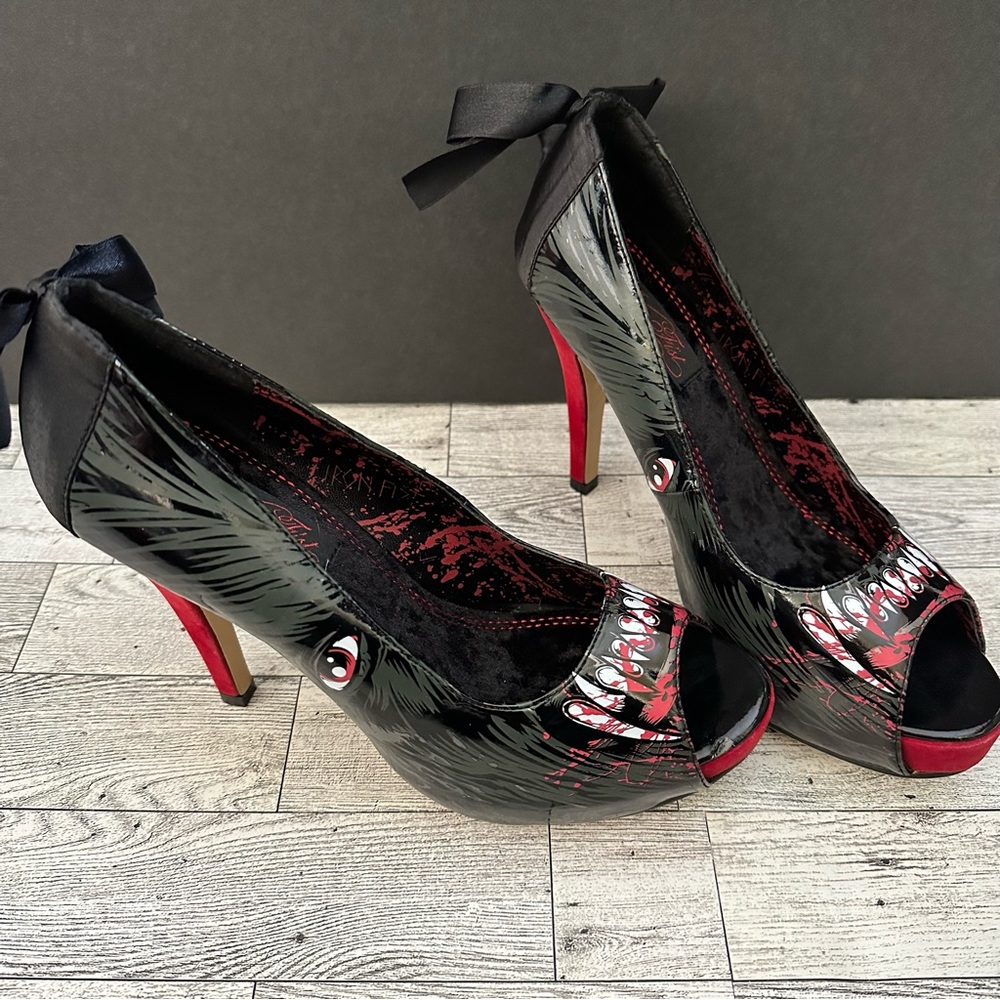 New Iron Fist Gothic Wolf Fang Macabre Black Patent 5” Platform Heels Size 10